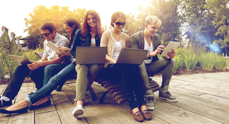  Étudiants universitaires Utilisant Internet